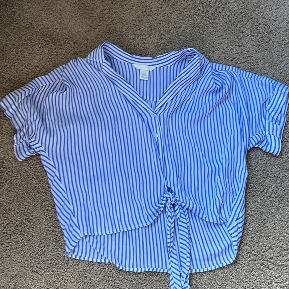 A kind of cropped blue & white striped shirt.